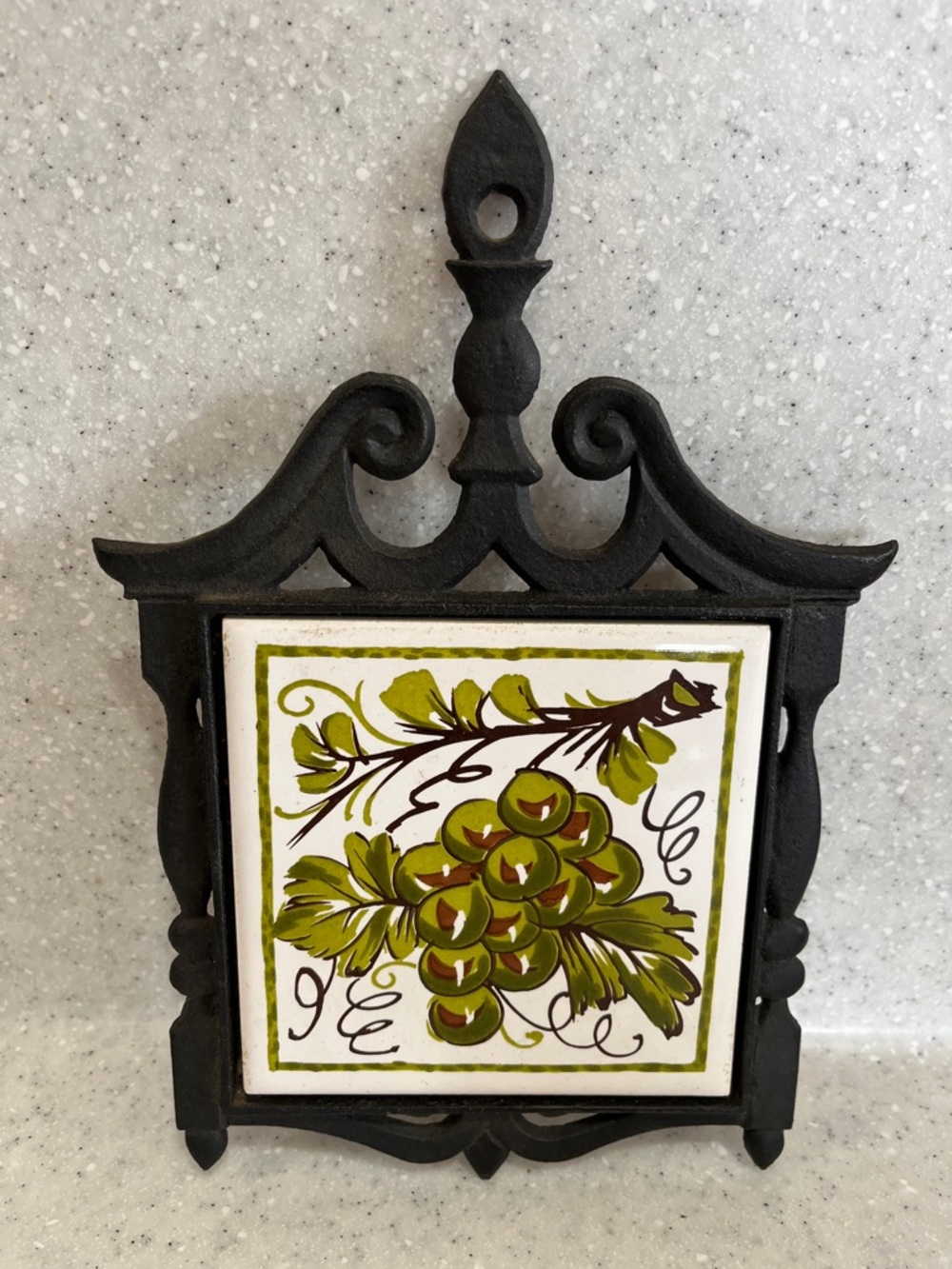 VTG Cast Iron & Ceramic Tile Trivet Holt Howard Green Grape Cluster Farmhouse